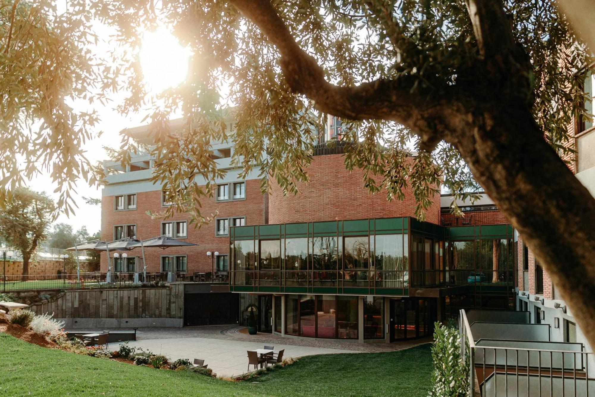 Adoro Hotel 4*